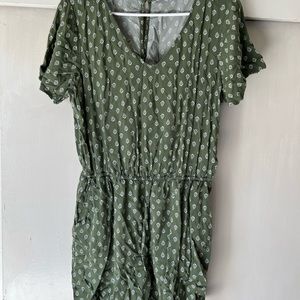 Old navy size large romper with pockets